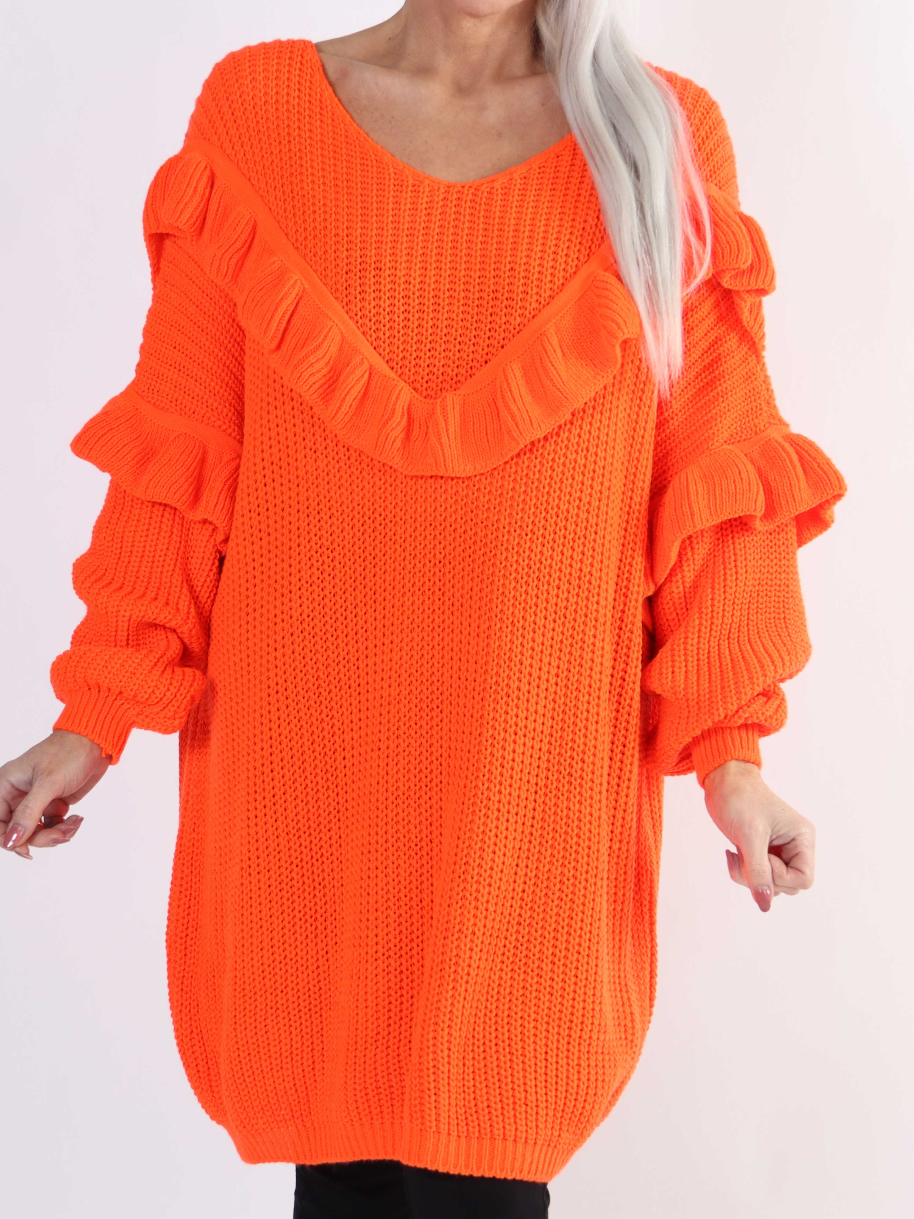 Ellis Dress - Snygg plus size stickad klänning med fina volangdetaljer